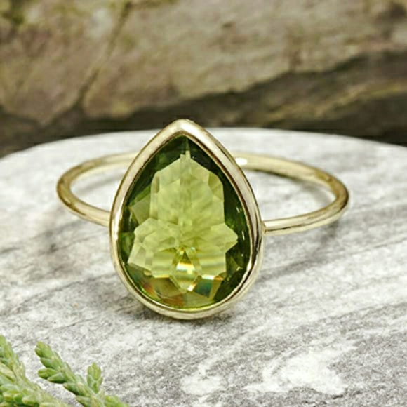 Jewelry - 18k Gold Peridot Quartz Ring